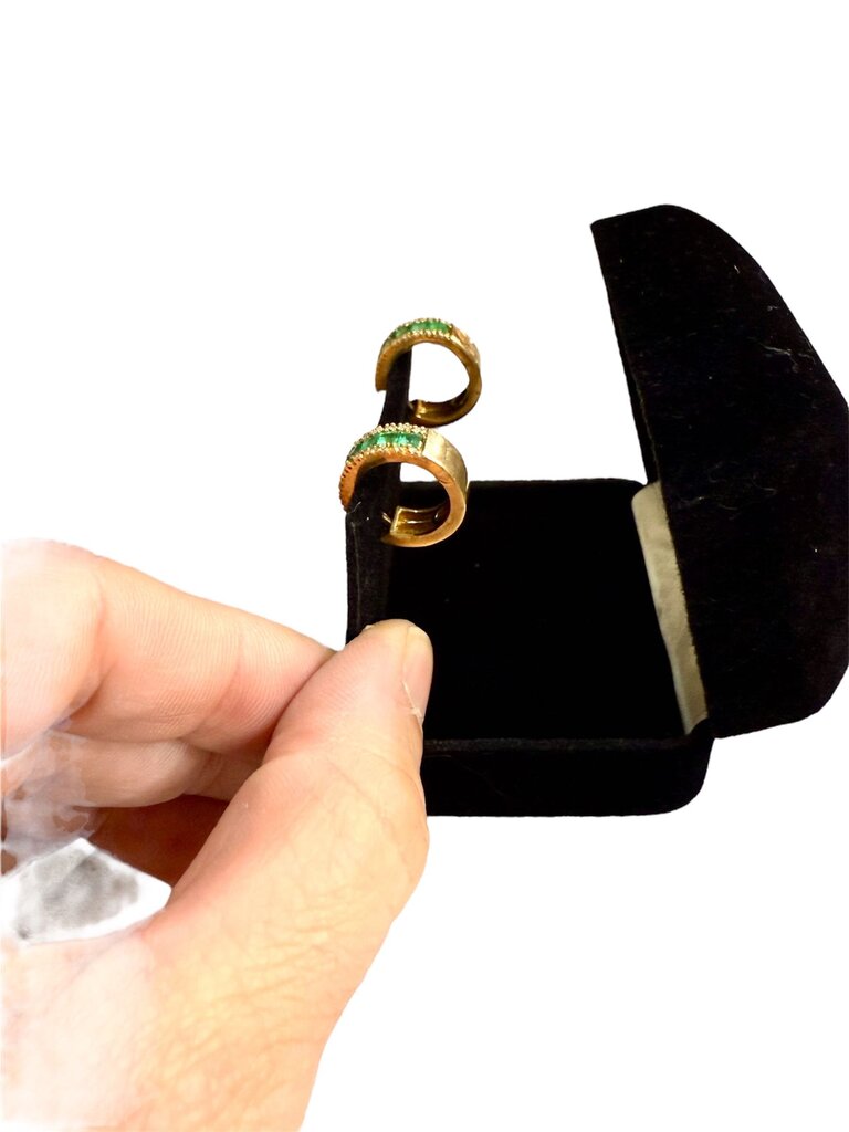 14kt Yg Eme Huggy Earring