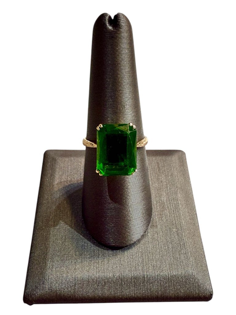 14KT YG LARGE EMERALD CUT GREEN STONE VINTAGE RING SZ 8