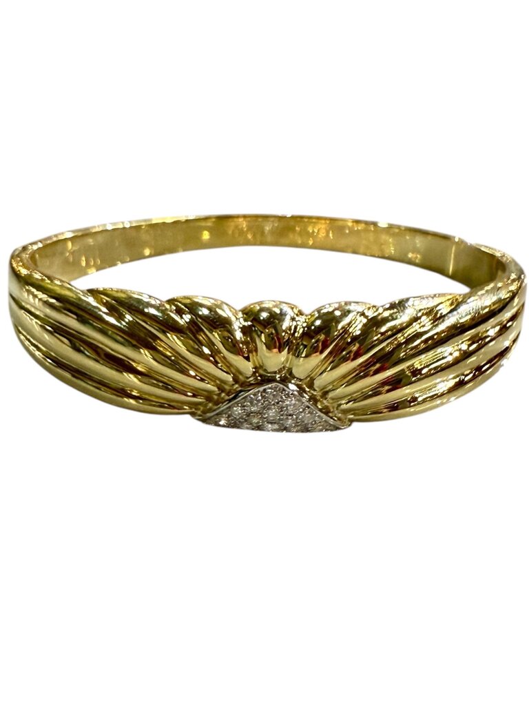 18KT YG BANGLE 70'S STYLE WITH PAVE DIAMONDS