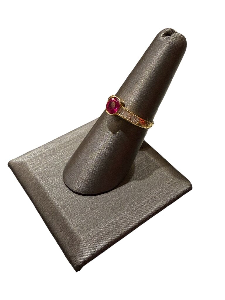 18KT YG 1/2CT RUBY ROUND BEZEL SET W/BAGUETTES CHANNEL SET SZ 6.5