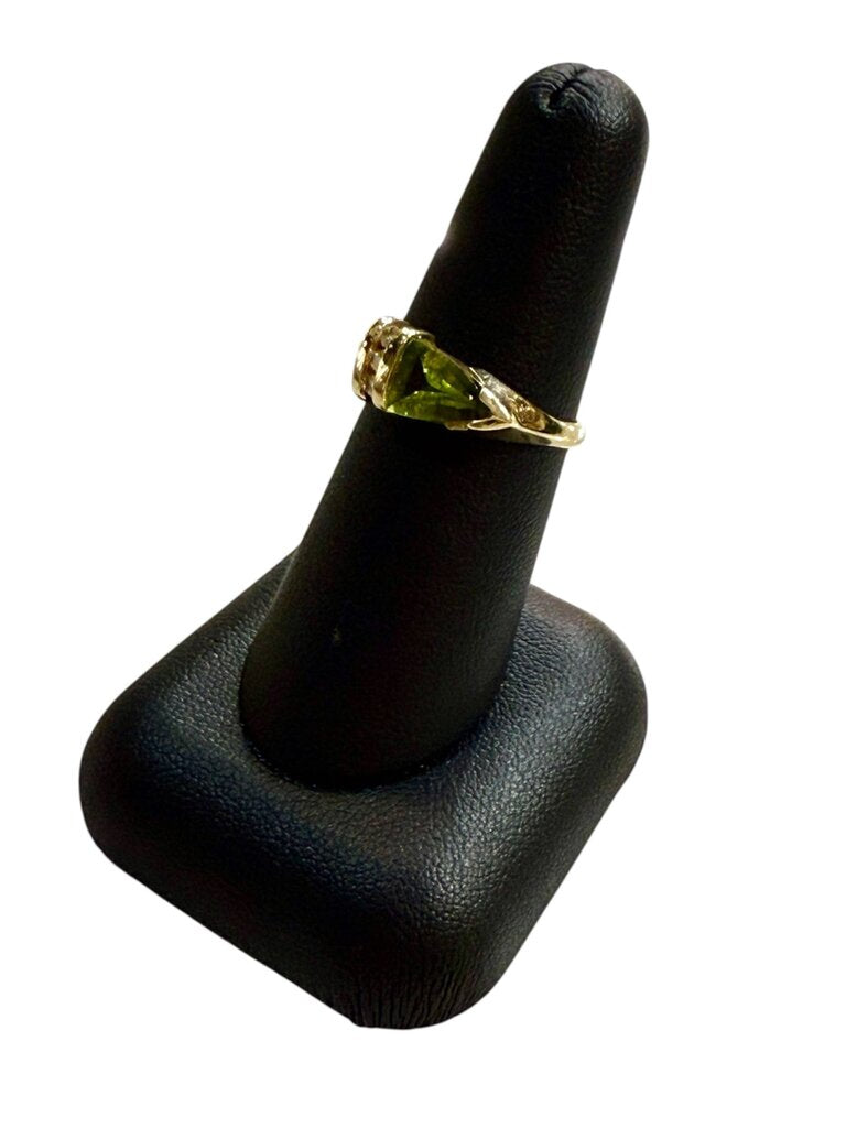 10KT YG ALONGATED TRILLION CUT PERIDOT STONE W/3RB MELEE BAND SZ 7