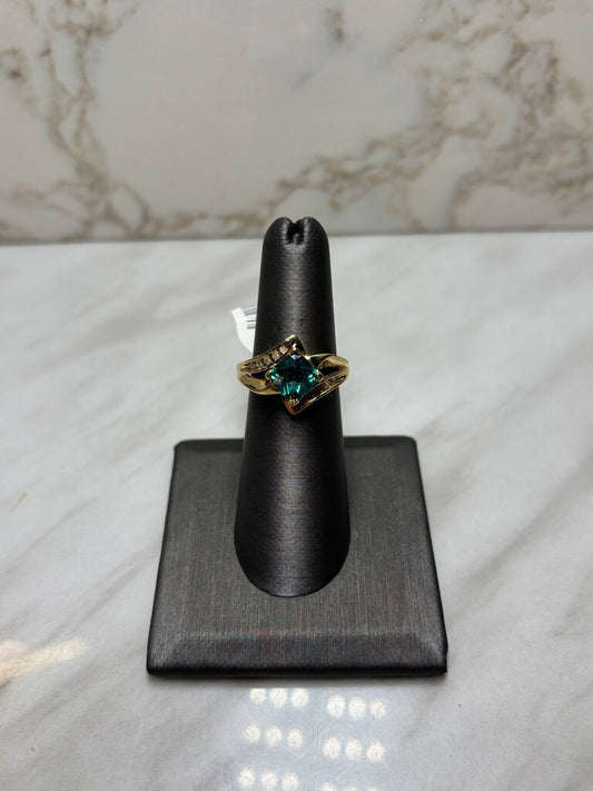 10KT YG CREATED EMERALD W/RB MELEE SPLIT BAND SZ 7