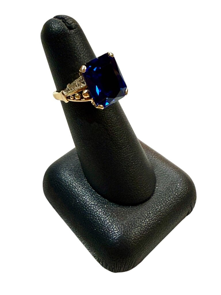 10KT YG LARGE CREATED EMERALD CUT SAPPHIRE RING SZ 5
