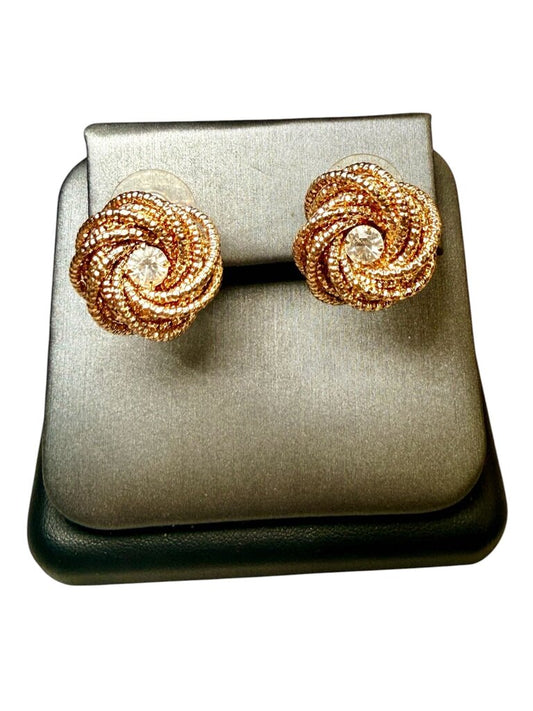 PLATED/COSTUME DIAMOND CUT WREATH DESIGN W/CZ CENTER STONE STUD EARRINGS