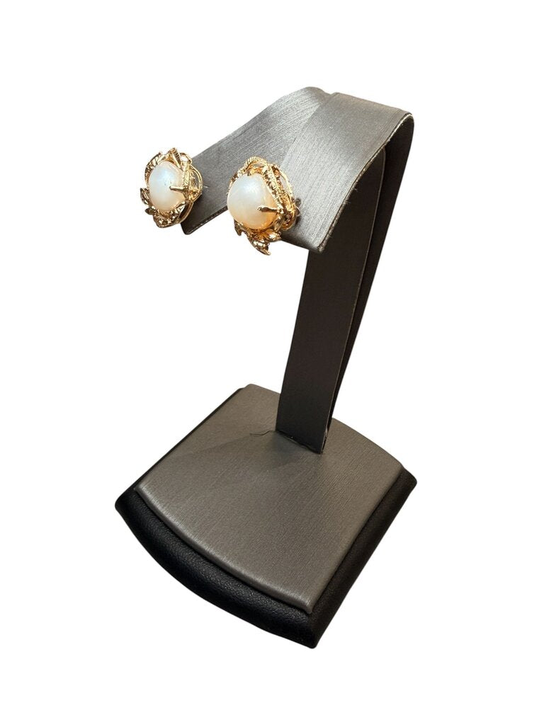 14KT YG BOROUQUE LG PEARL W/WREATH DESIGN HALO STUD EARRINGS