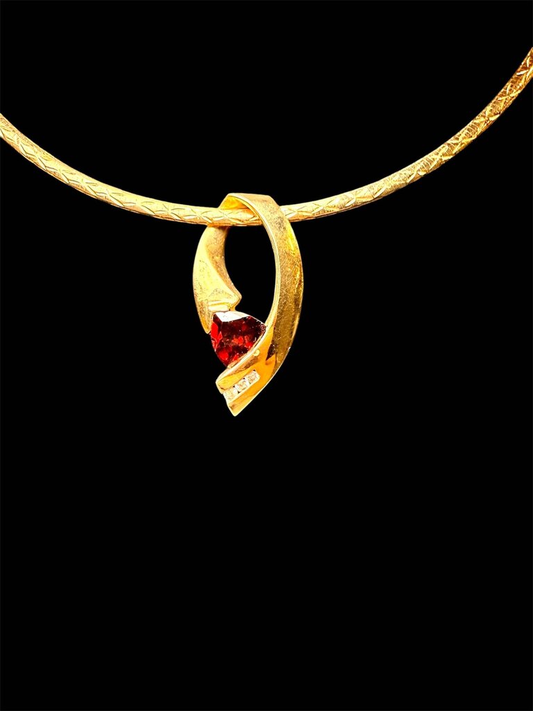 14KT YG OMEGA W/TRILLION GARNET W/3RB SLIDE PENDANT