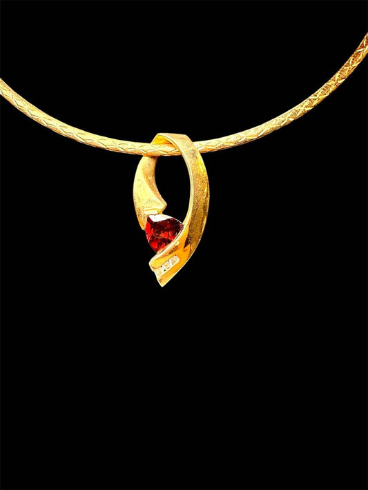 14KT YG OMEGA W/TRILLION GARNET W/3RB SLIDE PENDANT