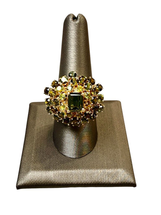 14KT YG GREEN TOURMALINE EMERALD CUT CTR W/3 MANY CLUSTER FASHION RING SZ 9