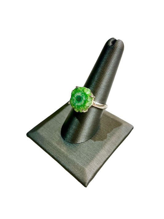SS SOLAR QUARTZ GREEN STONE RING SZ 8.5