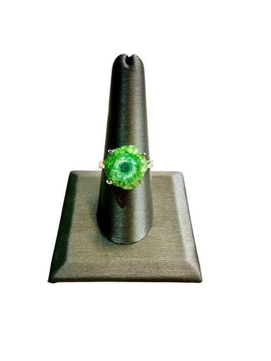 SS SOLAR QUARTZ GREEN STONE RING SZ 8.5