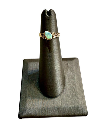 14KT YG PEAR OPAL W/2 FLOWERS PINKY RING SZ 4