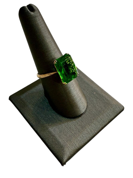 14KT YG LARGE EMERALD CUT GREEN STONE VINTAGE RING SZ 8