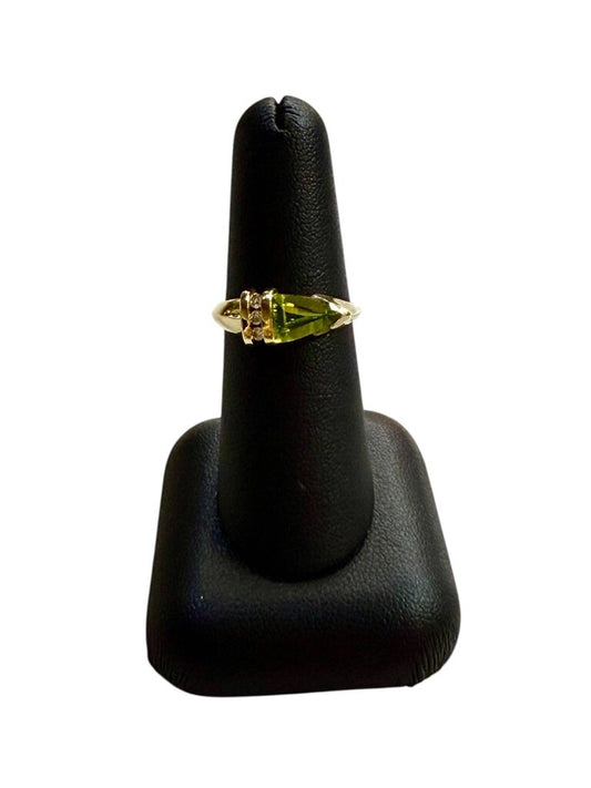 10KT YG ALONGATED TRILLION CUT PERIDOT STONE W/3RB MELEE BAND SZ 7