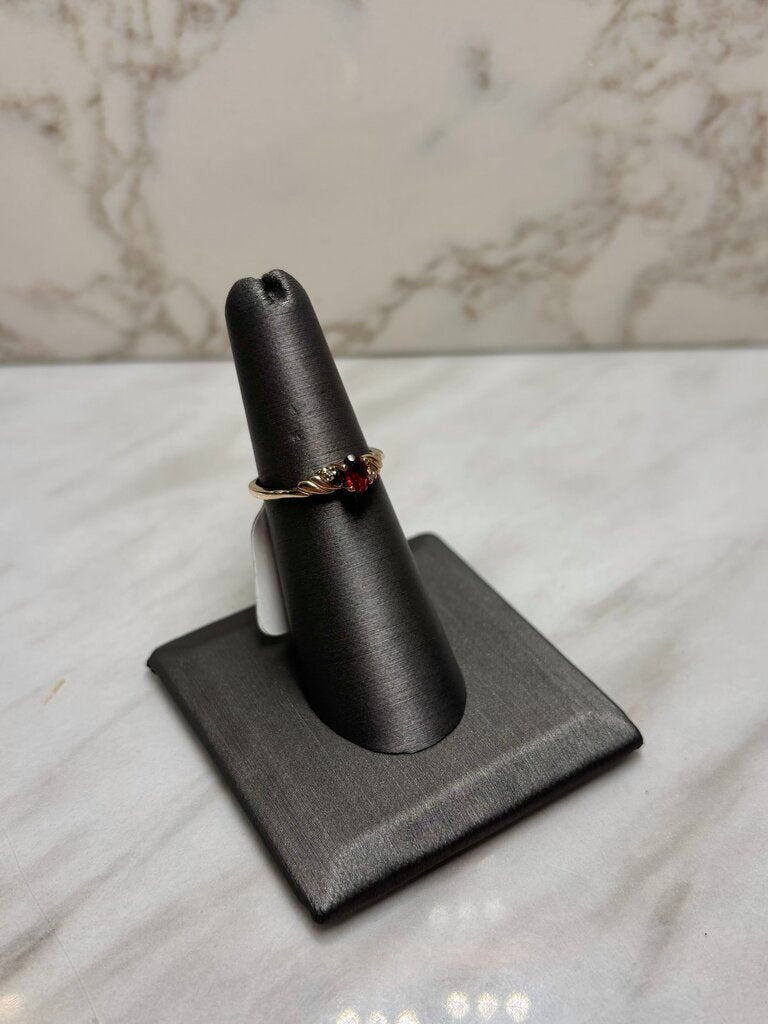 10KT YG OVAL GARNET W/MELEE SZ 6.5