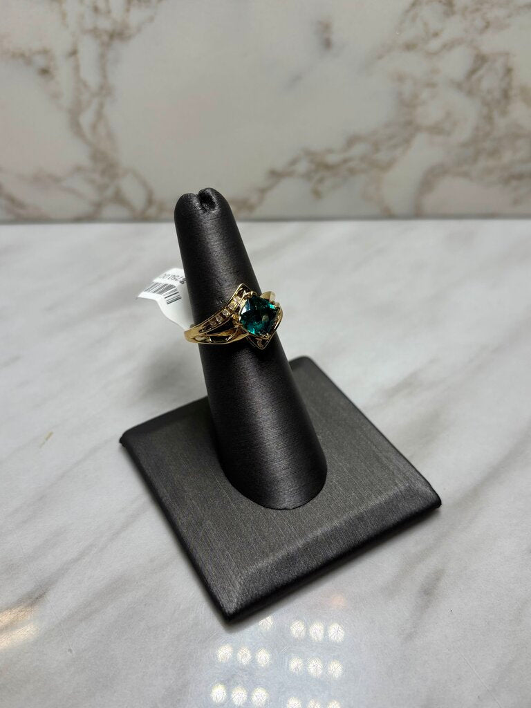 10KT YG CREATED EMERALD W/RB MELEE SPLIT BAND SZ 7
