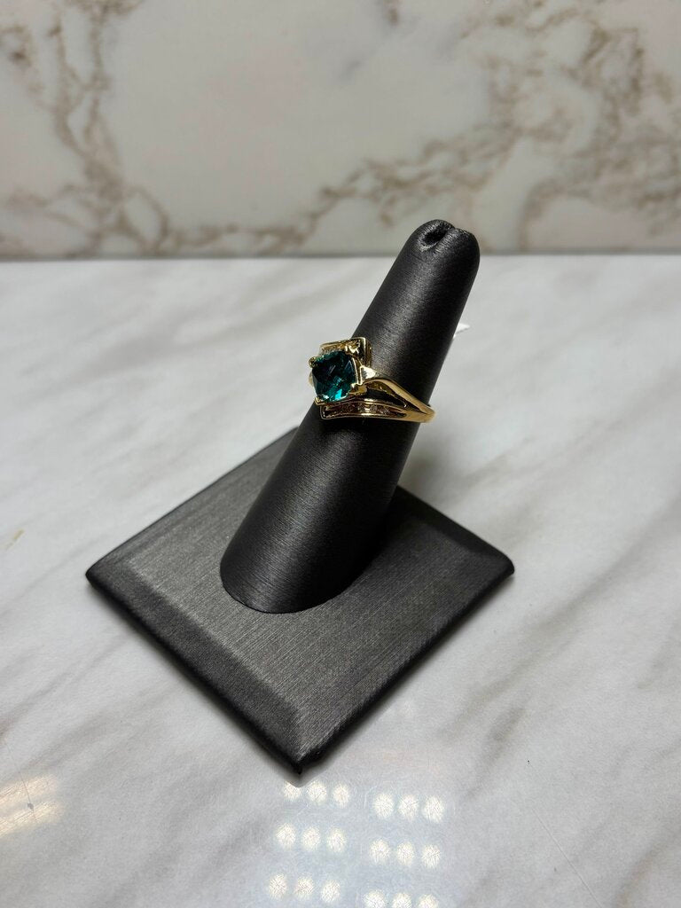 10KT YG CREATED EMERALD W/RB MELEE SPLIT BAND SZ 7