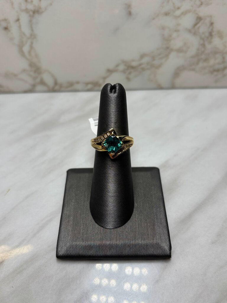 10KT YG CREATED EMERALD W/RB MELEE SPLIT BAND SZ 7