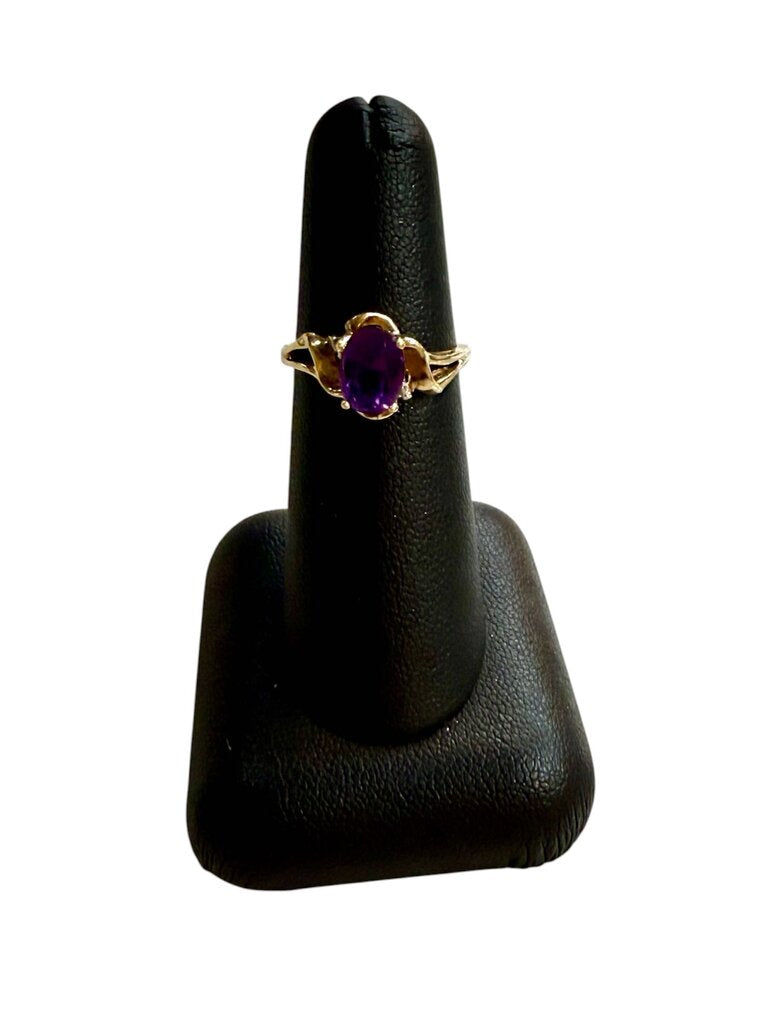 10KT YG OVAL AMETHYST W/2 MELEE RING SZ 6