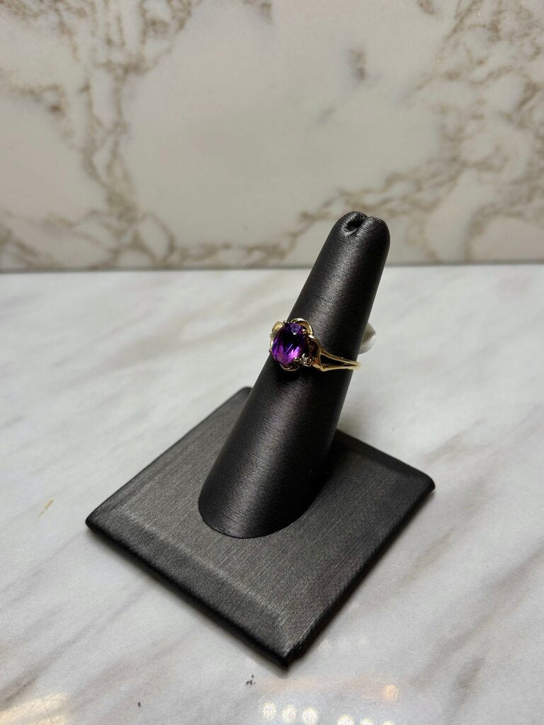 10KT YG OVAL AMETHYST W/2 MELEE RING SZ 6