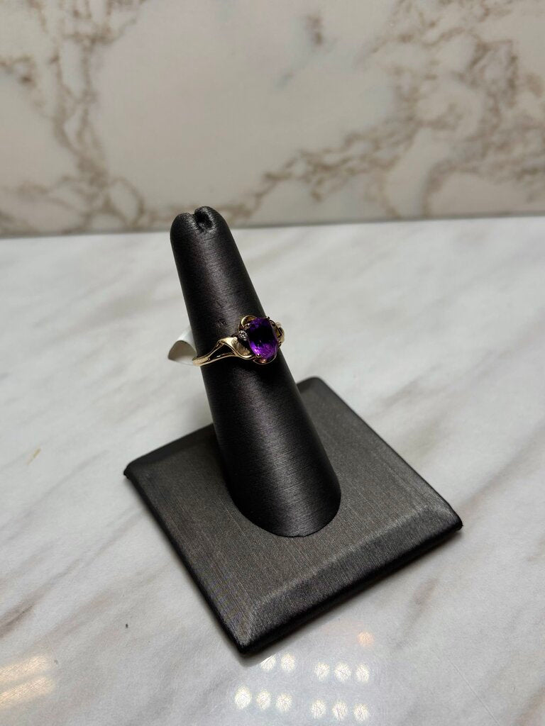 10KT YG OVAL AMETHYST W/2 MELEE RING SZ 6