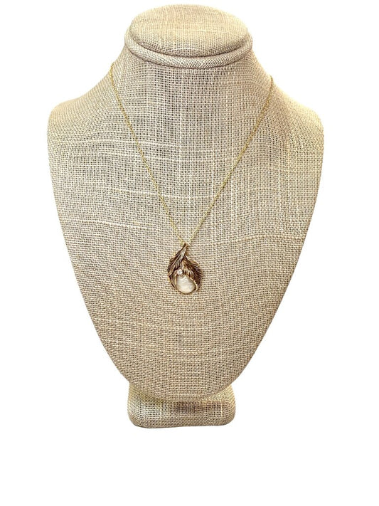 14KT YG BAROQUE PEARL W/ FEATHER DESIGN PENDANT ON 18" CHAIN